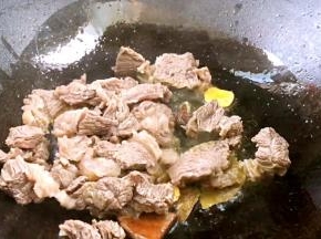 加入牛肉煸炒出香味，加入料酒炒香