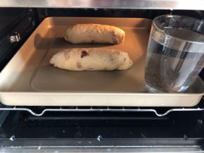 进行第二次发酵，烤箱内放一杯清水保持适度，如果天气太干可以用小喷壶喷一点水在面团上