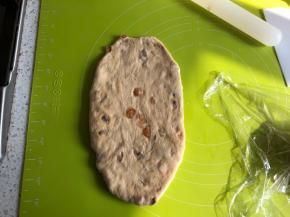 松弛好的面团擀成椭圆状