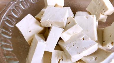 豆腐洗净，切成块备用