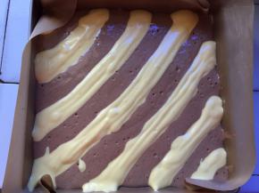 将蛋黄糊放入裱花袋，分别挤入烤盘，轻轻震一下，震出气泡，放入预热好的烤箱，140度中层20分钟，