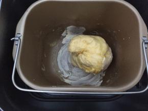 加入软化的黄油，再和面30分钟