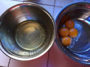 将蛋黄和蛋白分离，蛋白盆中应无油无水无蛋黄