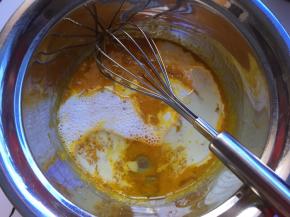 加入玉米油和纯牛奶搅拌均匀，