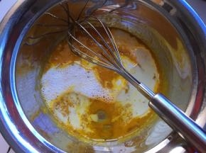 加入玉米油和纯牛奶搅拌均匀，