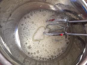 蛋白加入柠檬汁，低速打发至粗泡状态，加入三分之一白砂糖