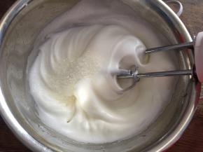 然后高速打发至有纹路状态，加入最后三分之一白砂糖