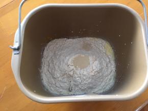 将黄油以上全部材料放入面包机，和面20分钟