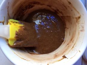 分一半蛋黄糊出来，筛入可可粉搅拌均匀