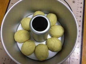 分成均等的8份，放入7寸中空膜具中，放入烤箱二次发酵30分钟，放一碗热水，