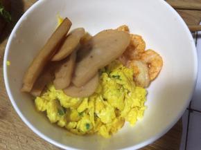 锅中倒油烧热，将火腿，虾煎熟，鸡蛋炒熟