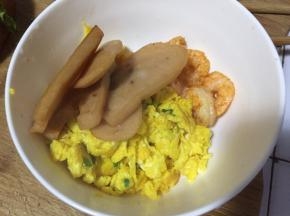 锅中倒油烧热，将火腿，虾煎熟，鸡蛋炒熟