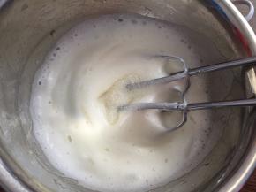 中速打发至粗泡状态，加入三分之一白砂糖