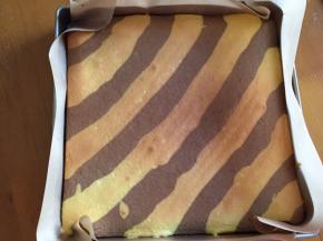 出炉后放在烤网上，将油纸撕开