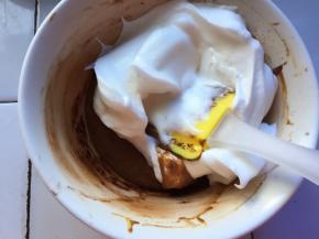 分一半在可可蛋糕糊中，搅拌均匀，从下往上搅拌