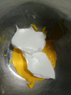 将打好的蛋白取1/3放入南瓜泥中，用翻拌的手法混合均匀，注意不能划圈搅拌，会消泡