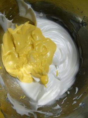 将混合好的南瓜泥全部倒入剩下的蛋白霜中，继续翻拌均匀