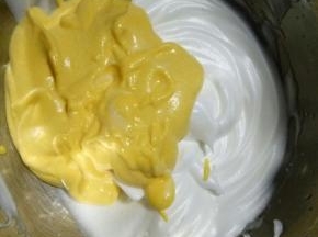 将混合好的南瓜泥全部倒入剩下的蛋白霜中，继续翻拌均匀