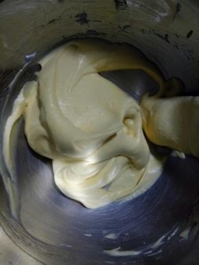 翻拌好的蛋白糊，不会太稀哦