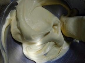 翻拌好的蛋白糊，不会太稀哦