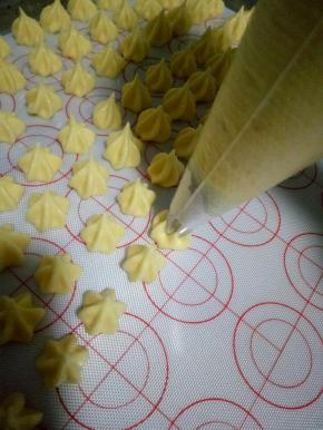 拌好的蛋白糊装入裱花袋，裱花袋和烤盘垂直开始挤豆豆吧
