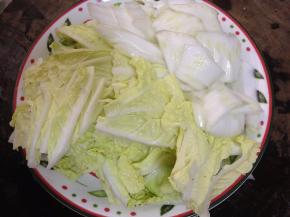 白菜洗净，白菜帮斜切成大片，白菜叶切大块