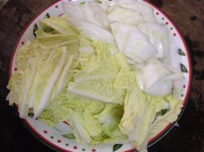 白菜洗净，白菜帮斜切成大片，白菜叶切大块