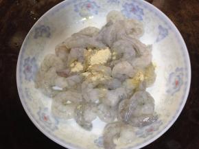 虾仁解冻洗净控水，加入盐、白胡椒粉、料酒抓匀去腥