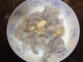 虾仁解冻洗净控水，加入盐、白胡椒粉、料酒抓匀去腥