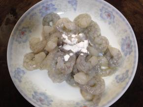 加入适量干淀粉抓匀腌制10分钟