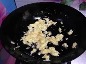 .
炒锅加油烧热倒入蛋液炒成块