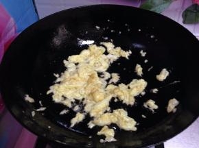 .
炒锅加油烧热倒入蛋液炒成块