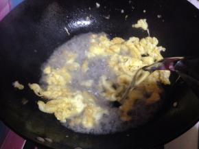 迅速冲入开水大火煮开（一定要开水，这样做出来的汤为白汤）