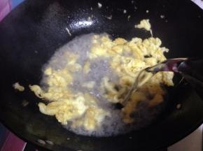 迅速冲入开水大火煮开（一定要开水，这样做出来的汤为白汤）