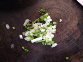 香葱切碎备用