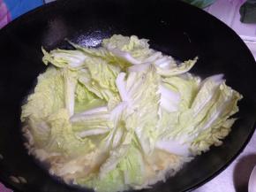 放入白菜煮至打蔫
