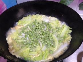 倒入豌豆，加入白糖、盐调味