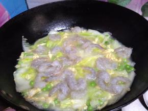 加入虾仁煮至变色