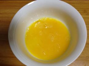 鸡蛋里加入盐和白胡椒粉打散