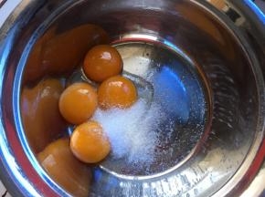 蛋黄加入白砂糖搅拌均匀