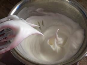 打发至拉起打蛋头有弯勾状态就可以了