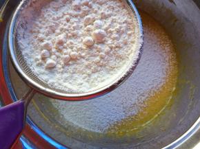 筛入低筋面粉搅拌均匀，不能画圈搅拌哦，这样容易起筋，Z字形搅拌