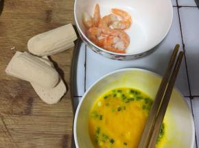 火腿切片（自制火腿）鸡蛋打散，放入盐和香葱，虾去皮去虾线用盐和料酒腌制半小时