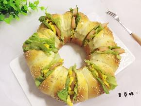 夹入生菜叶中，花环汉堡就做好了