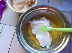 剩余蛋白倒入原味蛋黄糊中拌匀