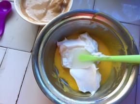 剩余蛋白倒入原味蛋黄糊中拌匀