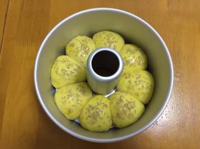 二次发酵好后，刷上全蛋液，撒上白芝麻，放入预热好的烤箱160度，中层，18分钟，上色立即盖上锡纸