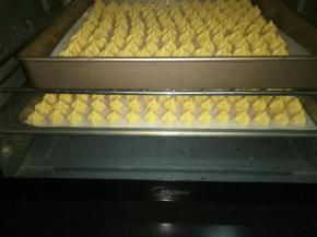 挤好的豆豆送入烤箱上下火90度，烤1小时左右（每个人的烤箱脾气不一样，温度和时间根据自己的烤箱脾气来，温度不能超过100度，会烤糊的）
我的烤箱一盘放不下，挤了两盘，中间需要把两个烤盘交换一下，否则会烤不熟，当然，两盘的话时间也需延长！