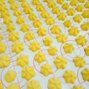 刚出炉的南瓜泥溶豆