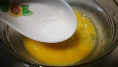 鸡蛋打散 加入少许盐